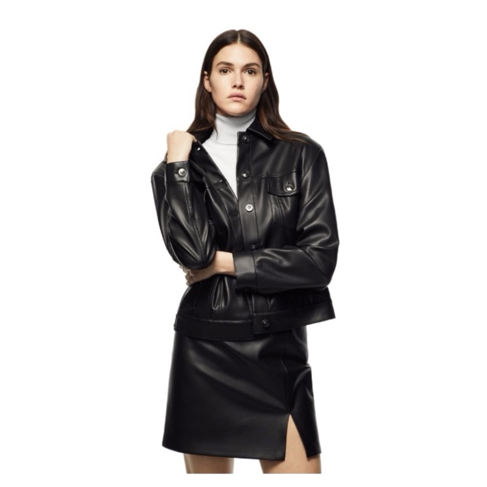 Zara short faux leather skirt 🖤🏷